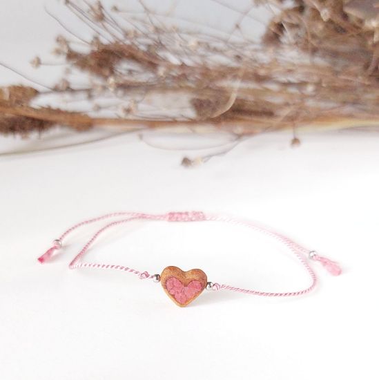 Obrazek Bransoletka różowe serce  na jedwabnej nici